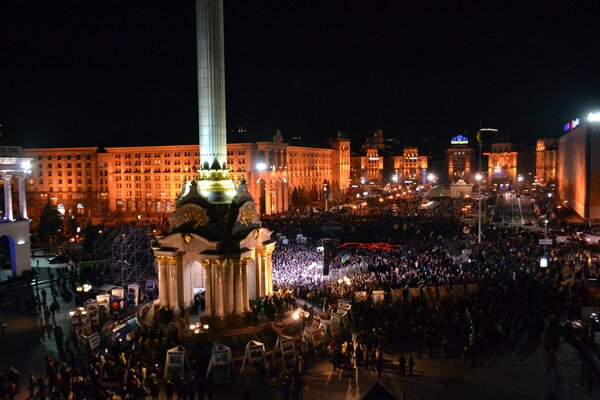 Godovshhina Revoljucii Dostoinstva v Ukraine na Majdane bolee desjati tysjach