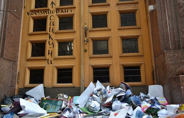 В Киеве горсовет засыпали рекламный мусором