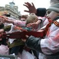 K Poroshenko prishli zombi s koloradskimi lentami