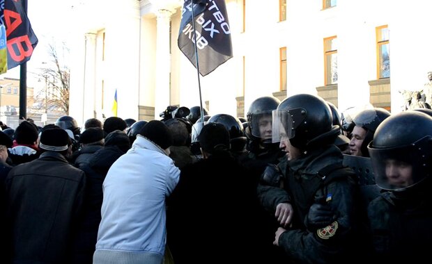 Pod Radoj mnogotysjachnyj miting i stolknovenija s miliciej