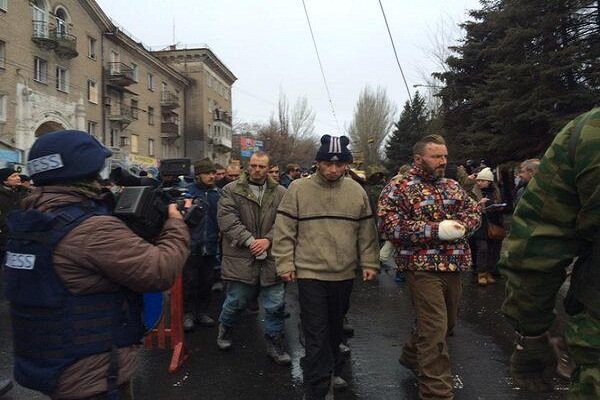 Террористы провели пленных киборгов по улицам Донецка
