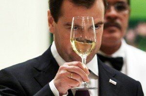 Россияне троллят Медведева за подарки боевикам