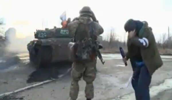 Рашисты стреляют по домам Углегорска ради телесюжета
