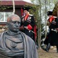 В Питере установили памятник Путину