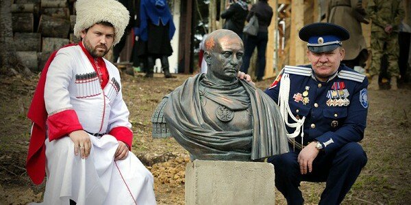 В Питере установили памятник Путин