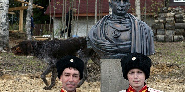 В Питере установили памятник Путин