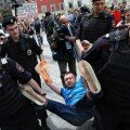 Российские активисты избивают геев