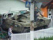 В Луганске пьяные террористы на БМП раздавили пивную, есть жертвы