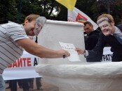 В Киеве под Раду принесли трехметровый унитаз Порошенко