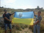 V Krymu okkupanty arestovali i uzhe prigovorili troih aktivistov za foto s ukrainskim flagom