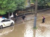 Vo L'vove policejskie na rukah vynosili passazhirov marshrutki