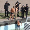 Kievskie kopy zaderzhali p'janoe polugoloe bydlo, kotoroe polezlo v fontan kupat'sja