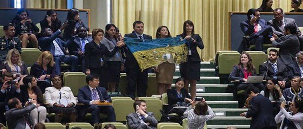 Flag Ukrainy iz Ilovajskaja razvernuli v OON vovremja vystuplenija Putina