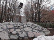 Памятник Беркуту на зоне в Донецке