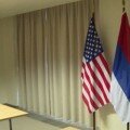 K vstreche Lavrova s Kerri rossijskij trikolor povesili vverh nogami