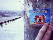 Lugansk - jeto Ukraina: partizany obkleivajut gorod patrioticheskimi naklejkami