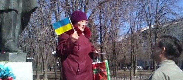 Smelaja ukrainskaja babushka ne pobojalas' stai vatnikov v Luganske: "Ja na svoej zemle"