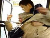 Shokirujushhij sluchaj: V Rossii konduktor siloj vytolkal starushku iz avtobusa