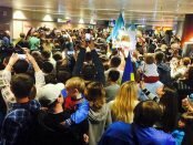 Tysjachi ukraincev vstrechali Dzhamalu v ajeroportu